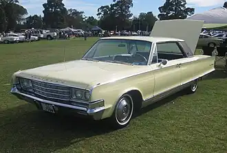 Chrysler New Yorker à toit rigide 2 portes de 1965
