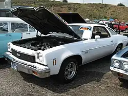 Le conducteur possède une Chevrolet Chevelle Malibu coupé 1973 assez similaire, en cours de restauration, sans calandre et avec la carrosserie recouverte d'apprêt.