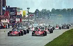 Photo de voitures alignées deux par deux prenant le départ d'une course.