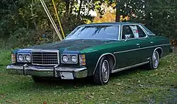 Ford LTD à toit rigide 4 portes avec montants de 1977