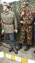 A droite, le capitaine avec le modèle 1983 (TAZ 83) de l'uniforme dans le motif Alpenflage, casquette de campagne incluse.