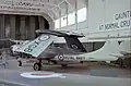 avion de chasse exposé dans un musée, couleurs britanniques. Les ailes sont repliées au-dessus de l'appareil