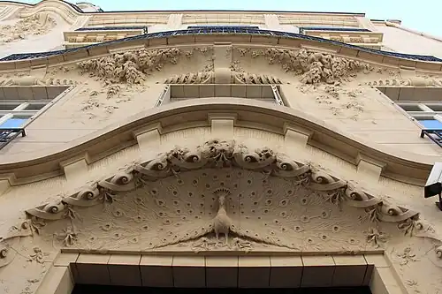 Paon sculpté à l'entrée du no&nbsp;19.
