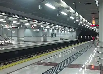 Les deux quais de la station.