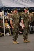 Deux généraux portant des vêtements MARPAT boisé (woodland) lors d'une cérémonie