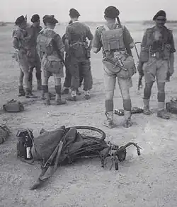 Sept soldats britanniques juste avant le décollage