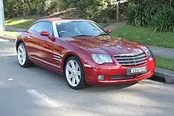 Photo d'une voiture rouge foncé, vue avant droite.