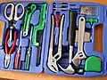 Une boîte à outils se présentant sous la forme d'une mallette en plastique.