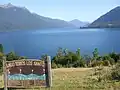 Vue du lac cerné par les forêts.
