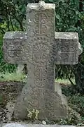 Photographie d'une croix funéraire sculptée.