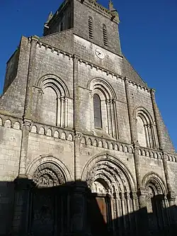 Façade de l'église Saint-Pierre.