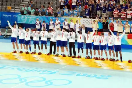 L'équipe de France sur la plus haute marche du podium olympique, au Palais national omnisports de Pékin le 24 août 2008