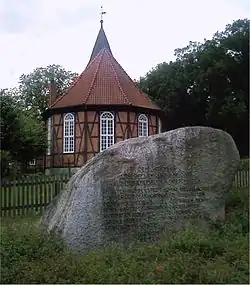 Chapelle et la pierre pour les personnes déplacées
