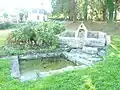 La fontaine Saint-Éloi et l'ancien lavoir.