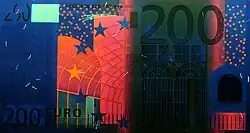 Billet de 200&nbsp;euros sous lumière UV (Recto)