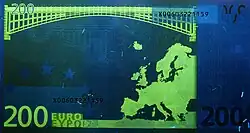 Billet de 200&nbsp;euros sous lumière UV (Verso)