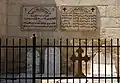 Tombes contre le mur de l'église