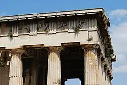 L'entablement, l'architrave ainsi que la frise avec ses triglyphes et métopes sous la corniche.