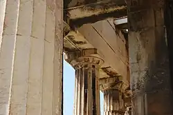 Colonnes doriques cannelées avec abaques supportant les doubles poutres de l'architrave au temple d'Héphaïstos.