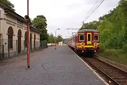 Voie, quai, ancien bâtiment voyageurs et train