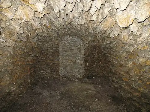 Fausse grotte.