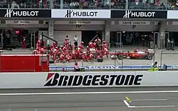 Photo de la Ferrari F10 de Massa, qui attend la fin du changement de pneumatiques d'Alonso