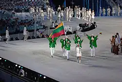 Photographie de l'entrée de la délégation lituanienne lors de la cérémonie d'ouverture.