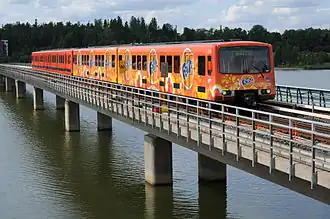 Rame de métro sur le pont de métro de Vuosaari.