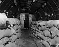 chargement de farine dans un Douglas C-54 Skymaster.