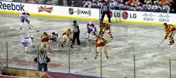 Photographie lointaine du match entre Calgary et Montréal