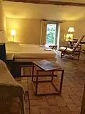 Après restauration : chambre de célibataires restaurée dans la ferme du château de Bois-Briand : tomettes, chaux, brique, chêne