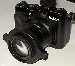 Nikon Coolpix P7100 équipé d'une bonnette macro Raynox DCR-250.