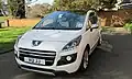 Peugeot 3008 HYbrid4 2012, modèle britannique.