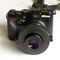 Nikon Coolpix P7100 équipé d'une bonnette macro Raynox MSN-505