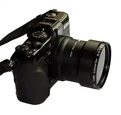 Nikon Coolpix P7100 équipé d'un filtre polarisant.