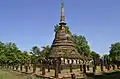 Chedi principal de Wat Chang Lom entouré des vestiges de sa galerie couverte.