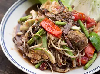 Salade de papaye verte avec du padaek.