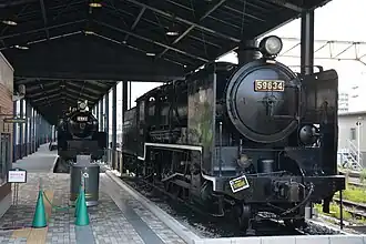Locomotives à vapeur dans le hall d'exposition.