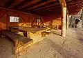 Tables de pique-nique dans la cabane.