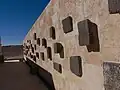 Mur présentant des copies des blocs trouvés sur le site de Qsar al Hallabat et ayant des inscriptions grecques de l'édit de l'empereur Anastase&nbsp;Ier