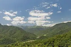 Photographie de montagnes verdoyantes.