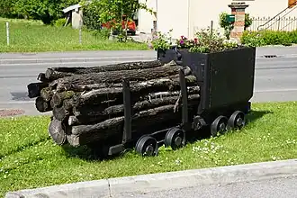 Deux berlines, au bord de la RD 619.