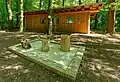 Les bornes, encadrées par une bordure en pierre, et la cabane.