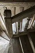 Sommet du tronc d'arbre constituant le noyau de l'escalier créé en 1694 pour compléter l'escalier de 1405. Le noyau de l'escalier est constitué d'un seul tronc d'arbre de 10&nbsp;mètres de hauteur. Les marches sont encastrées tout au long de l'arbre, du sol jusqu'à l'étage des logements du personnel.