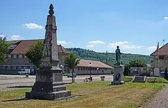 Vue d'un jardin public et de ses monuments commémoratifs.