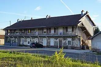 Bâtiment à deux étages dont l'accès à chaque appartement se fait par l'extérieur.