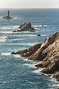 Pêcheur entre la pointe du Raz et le phare de la Vieille.