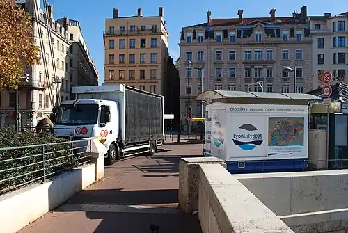 nos&nbsp;1, 3 et 5 quai des Célestins, avec à gauche le no&nbsp;11 et dernière maison du quai Saint-Antoine Le quai vu depuis le quai Romain-Rolland.