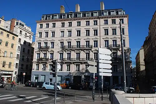 no&nbsp;1, quai de la Pêcherie,au bout du quai Saint-Vincent à gauche