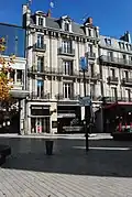 Immeuble au n°4, bâti pour Paul Hérard en 1897, abritant le Columbus Café & Co